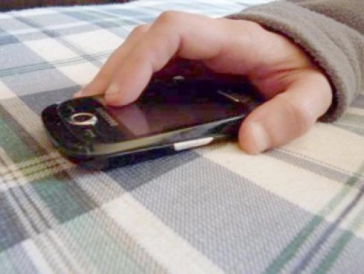 Un minor a furat un telefon mobil